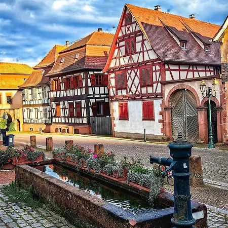 Quiet In Historic Village 아파트 *