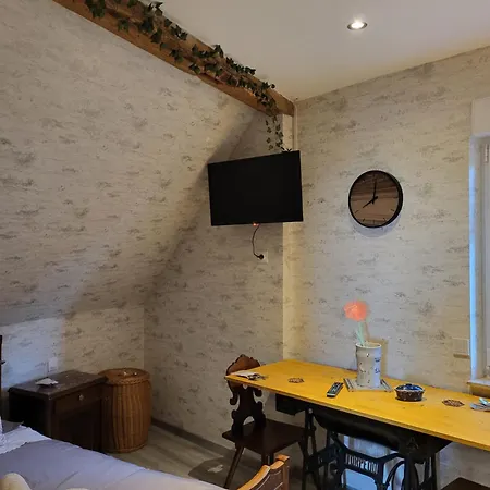 Quiet In Historic Village 아파트